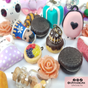 Aretes y dijes artesanales de OH! ROSIE disponibles en ventas locales