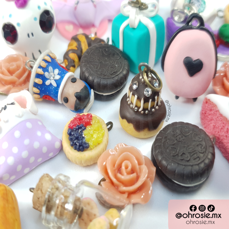 Aretes y dijes artesanales de OH! ROSIE disponibles en ventas locales