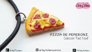 Dije de pizza de pepperoni personalizado hecho a mano por OH! ROSIE